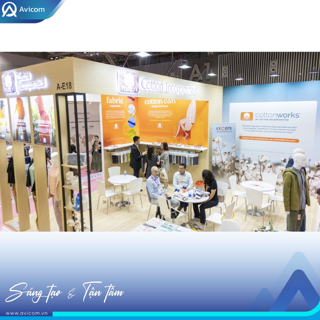 Thiết kế gian hàng dệt may hiện đại tại VIATT – không gian mở giúp sản phẩm, chất liệu và màu sắc trở thành điểm chạm thu hút khách tham quan ngay từ ánh nhìn đầu tiên